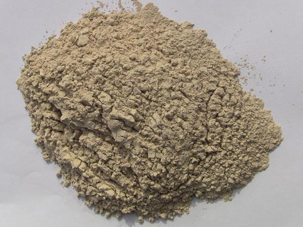 礬土性質(zhì) 礬土主要成分是氧化鋁，為煉鋁和耐火材料的主要原料。白色或灰白色，因含鐵而呈褐黃或淺紅色。密度3.45g/cm3，硬度1～3，不透明，質(zhì)脆。極難熔化，不溶于水，能溶于硫酸、氫氧化鈉溶液。 地區(qū)分布 中國鋁土礦資源比較豐富，在全國18個省、自治區(qū)、直轄市已查明鋁土礦產(chǎn)地205處，其中大型產(chǎn)地72處（不包括臺灣），主要分布在山西、山東、河北、河南、貴州、四川、廣西、遼寧、湖南等地。 投資前景 1.可用于煉鋁工業(yè)。用于國防、航空、汽車、電器、化工、日常生活用品等。 2.可用于精密鑄造。礬土熟料加工成細(xì)粉做成鑄模后精鑄。用于軍工、航天、通訊、儀表、機(jī)械及醫(yī)療器械部門。 3.可用于耐火制品。高鋁礬土熟料耐火度高達(dá)1780℃，化學(xué)穩(wěn)定性強(qiáng)、物理性能良好。 4.硅酸鋁耐火纖維。用于鋼鐵、有色冶金、電子、石油、化工、宇航、原子能、國防等多種工業(yè)，消防人員可用耐火纖維布做成衣服。 5.制造礬土水泥、研磨材料、陶瓷工業(yè)以及化學(xué)工業(yè)可制鋁的各種化合物。 鋁礬土磨粉制備 鋁礬土粉是選用煅燒過的熟鋁礬土礦石用雷蒙磨加工制成的細(xì)粉，粒度通常為100目-325目，在耐火材料行業(yè)得到了廣泛的應(yīng)用。通常加工的流程為先經(jīng)顎式破碎機(jī)進(jìn)行破碎，然后篩分進(jìn)入鋁礬土雷蒙磨或鋁礬土超細(xì)磨粉機(jī)中，進(jìn)行鋁礬土粉制備，使其應(yīng)用更加廣泛。