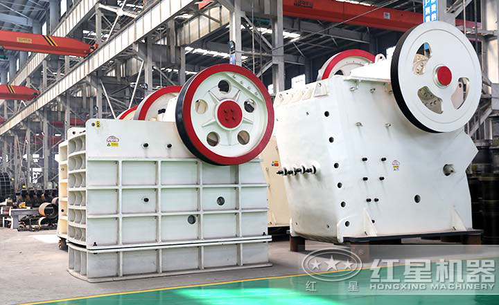 顎式破碎機(jī)實(shí)拍圖，型號(hào)多樣，價(jià)格在10-80萬(wàn)之間
